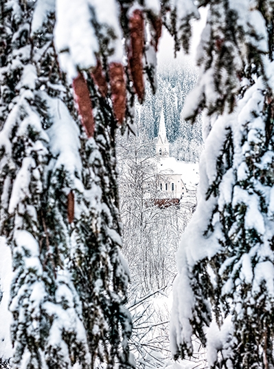 Tour de l'église entourée de neige