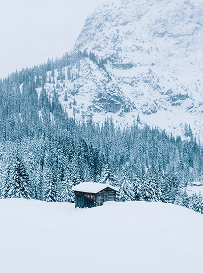 Petite cabane recouverte de neige