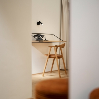 Insights in a room - Chair and desk
