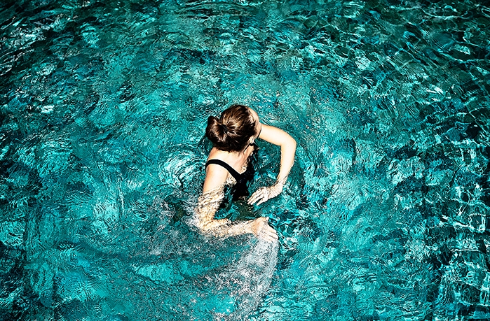 Femme dans une piscine