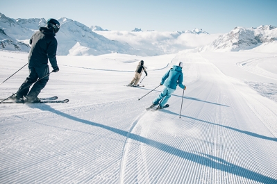 Skieur sur la piste de ski