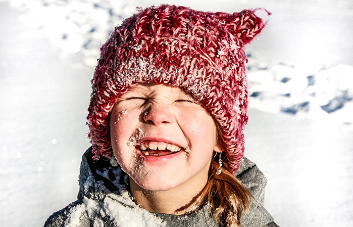  Enfant avec bonnet rouge dans la neige